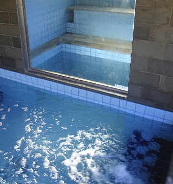 Piscina aquecida com hidromassagem e sauna